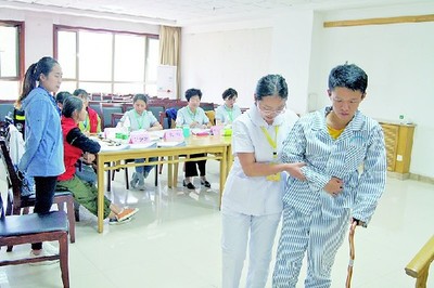 山西举办养老护理员职业技能赛 64名选手竞展专业风采