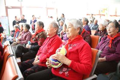 重阳敬老，情暖金秋 玉泉学子走进老年社会福利院践行传统美德